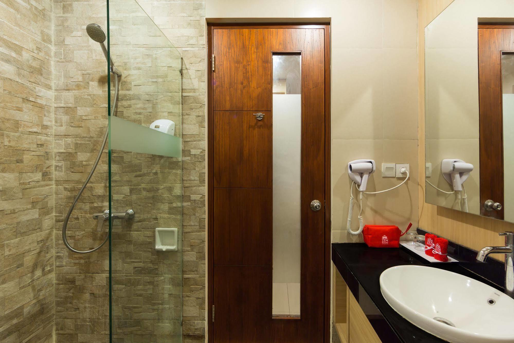 Zen Rooms Kuta Tuban Suites Экстерьер фото
