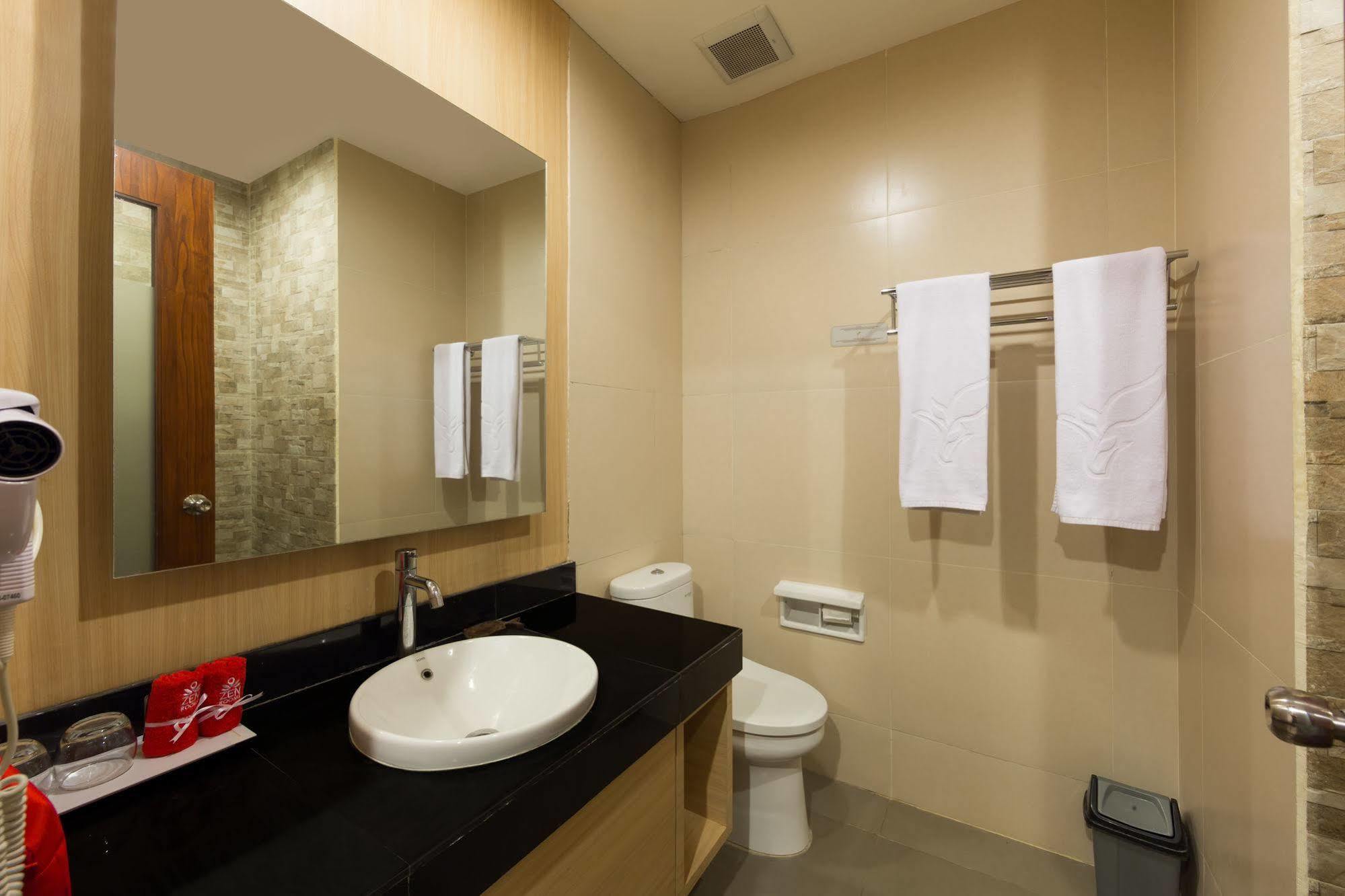 Zen Rooms Kuta Tuban Suites Экстерьер фото