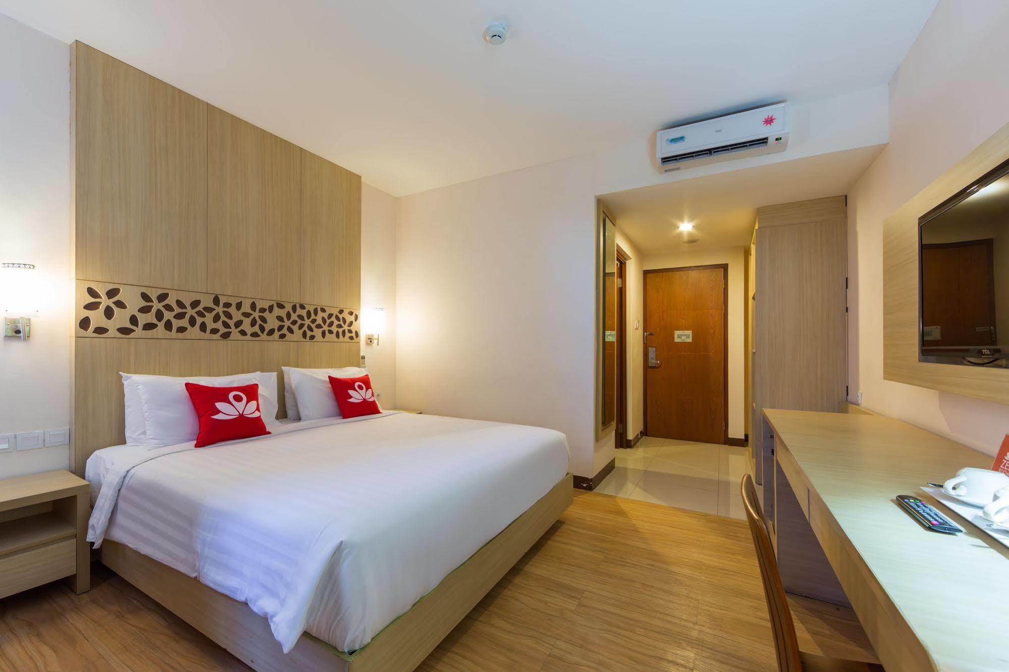 Zen Rooms Kuta Tuban Suites Экстерьер фото